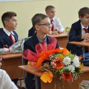 Чем и почему в России украшают новогодние елки узнали наши корейские ученики