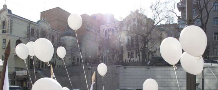 Знамя Мира развивается над Владивостоком