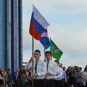 Международная лингвистическая школа обрела свой флаг