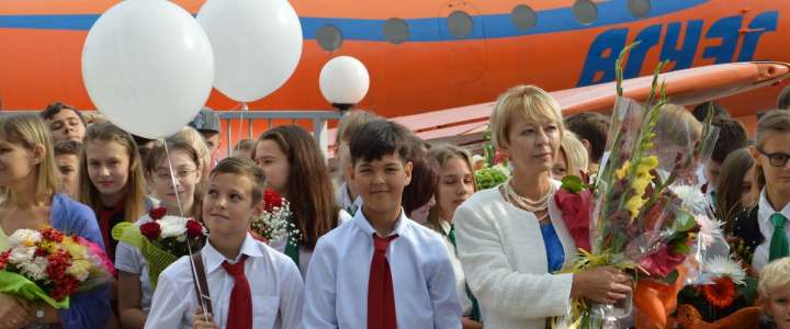Дорогие ребята, учителя и родители, поздравляем вас с новым учебным годом!