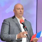 Учитель! Перед именем твоим позволь смиренно преклонить колени!