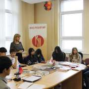 «Русский мир» во Владивостоке познакомил иностранных учеников МЛШ с Москвой и Санкт-Петербургом