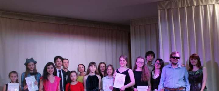 Французскими мелодиями звучит весна для ученицы Международной лингвистической школы