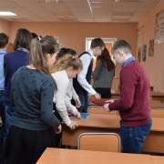 Новогодний квест лучше утренника! 7 и 8 классы решают ребусы «Школы твоих возможностей»