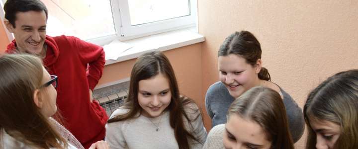 Новогодний квест лучше утренника! 7 и 8 классы решают ребусы «Школы твоих возможностей»