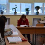 Ученики Международной лингвистической школы спешат на занятия после зимних каникул 
