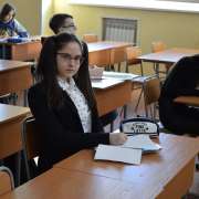 Ученики Международной лингвистической школы спешат на занятия после зимних каникул 