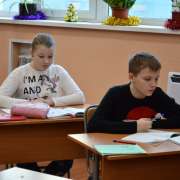 Ученики Международной лингвистической школы спешат на занятия после зимних каникул 