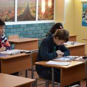 Ученики Международной лингвистической школы спешат на занятия после зимних каникул 
