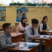 Ученики Международной лингвистической школы спешат на занятия после зимних каникул 