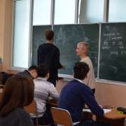Ученики Международной лингвистической школы спешат на занятия после зимних каникул 