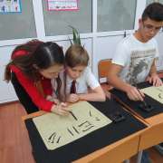 Ученики Международной лингвистической школы стремятся стать лучшими в конкурсе каллиграфии 
