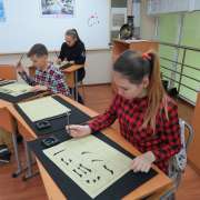 Ученики Международной лингвистической школы стремятся стать лучшими в конкурсе каллиграфии 