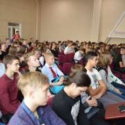 Старшеклассникам Международной лингвистической школы рассказали об электронных деньгах