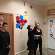 Будьте здоровы!  Подарки и елочные украшения привезли ученики 11а класса детям в Краевую детскую клиническую больницу №1