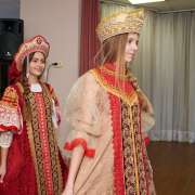 «Боярушка» показала красоту русских костюмов ученикам из Европейской прогимназии 