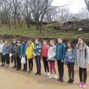 Шестиклассники МЛШ постреляли из винтовки и попробовали солдатскую кашу на Ворошиловской батарее