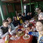 Шестиклассники МЛШ постреляли из винтовки и попробовали солдатскую кашу на Ворошиловской батарее
