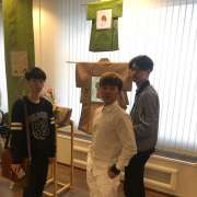 Ученики Международной лингвистической школы присмотрелись к бумажным листам