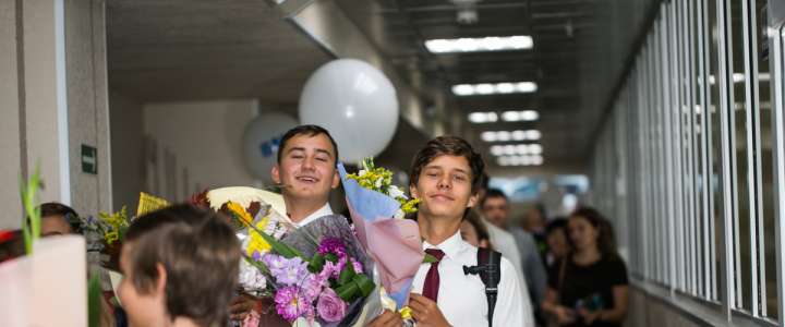 Дорогие ребята, уважаемые коллеги, поздравляю с Днем знаний, с началом нового учебного года!