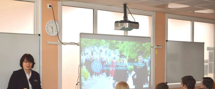 Представитель университета Британской Колумбии (University of British Columbia) встретилась со старшеклассниками МЛШ