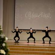 Пусть эта елочка в праздничный час, каждой иголочкой радует нас