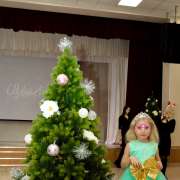 Пусть эта елочка в праздничный час, каждой иголочкой радует нас