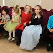 Пусть эта елочка в праздничный час, каждой иголочкой радует нас