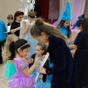 Пусть эта елочка в праздничный час, каждой иголочкой радует нас