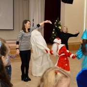 Пусть эта елочка в праздничный час, каждой иголочкой радует нас