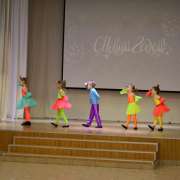 Пусть эта елочка в праздничный час, каждой иголочкой радует нас
