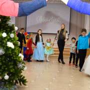 Пусть эта елочка в праздничный час, каждой иголочкой радует нас