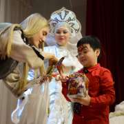 Пусть эта елочка в праздничный час, каждой иголочкой радует нас