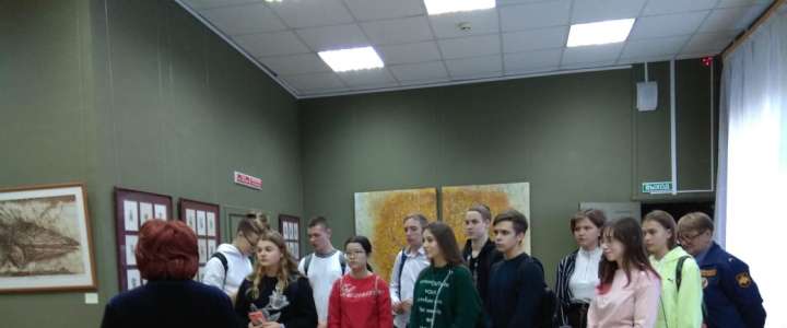 Десятиклассники МЛШ посетили новую выставку в Приморской государственной картинной галерее