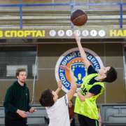 Пятиклассники определили лучшую команду в игре в баскетбол