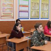 Восьмиклассников МЛШ на уроке литературы втянули в дискуссию