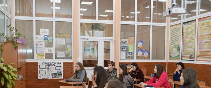 Восьмиклассников МЛШ на уроке литературы втянули в дискуссию