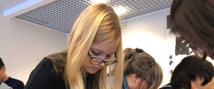 Старшеклассники Международной лингвистической школы осваивают искусство каллиграфии 
