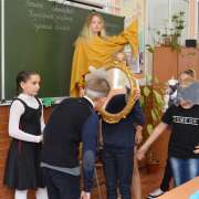  «Сыр выпал — с ним была плутовка такова»: пятиклассники МЛШ изучают басни