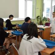 Старшеклассники Международной лингвистической школы провели настоящие опыты на себе