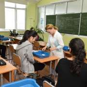 Старшеклассники Международной лингвистической школы провели настоящие опыты на себе