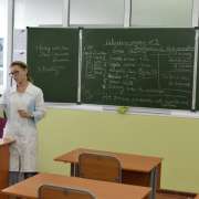 Старшеклассники Международной лингвистической школы провели настоящие опыты на себе