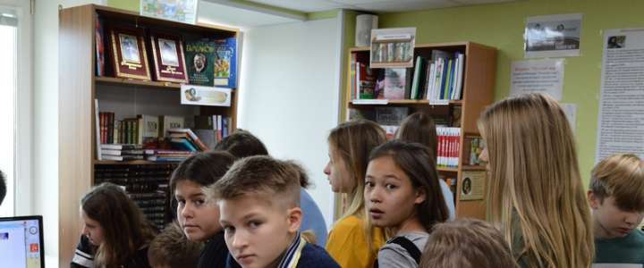 Пятиклассники МЛШ продолжают знакомиться со школьной библиотекой
