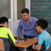 Ученики МЛШ и их родители сыграли в футбол и шахматы