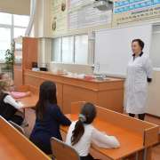 Лабораторию химических исследований устроили для школьников десятиклассники МЛШ 