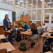 Накануне Дня защитников Отечества: ученики Международной лингвистической школы изучают героические профессии мирного времени  