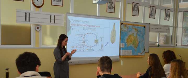 О живых организмах внутри других живых организмов узнали восьмиклассники Международной лингвистической школы 