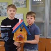 «Добрая весна»: ученики Международной лингвистической школы изготовили 21 кормушку для птиц и домик для белочек 