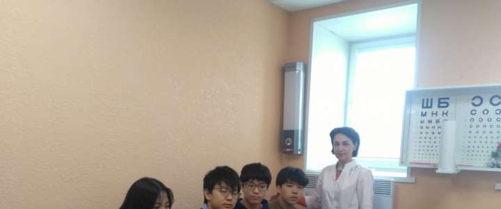 Иностранные ученики Международной лингвистической школы закрепили тему «У врача» в медицинском кабинете школы