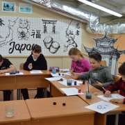 Ученики 6м2 класса Международной лингвистической школы закрепили знания о культуре Японии расписыванием масок театра Кабуки